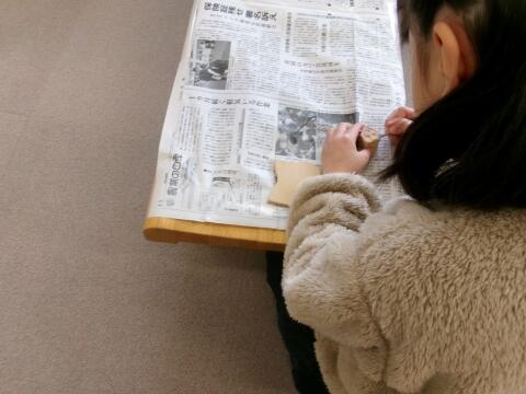 陶器のおうちに色を塗る様子